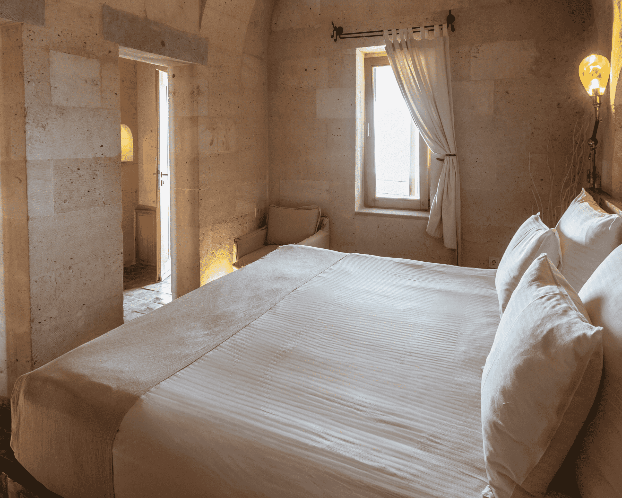 Suite With a View: bright room with double bed and window