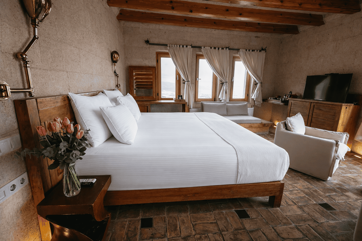 Suite With Balcony: spacious room with double bed and large windows