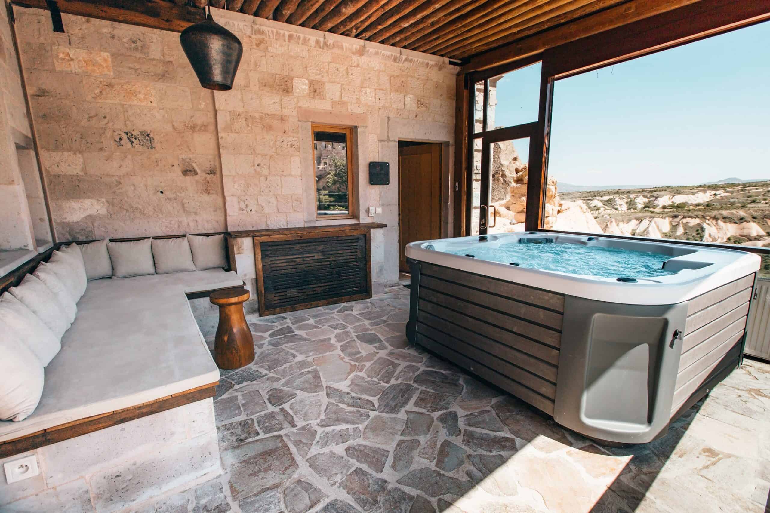 Suite With Hot Tub: hot tub and lounge with valley view