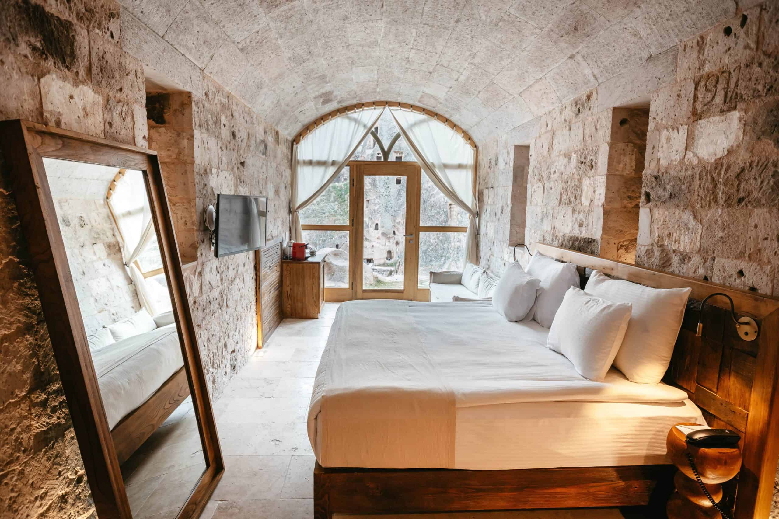 Junior Suite with View: cave room with double bed and arched window