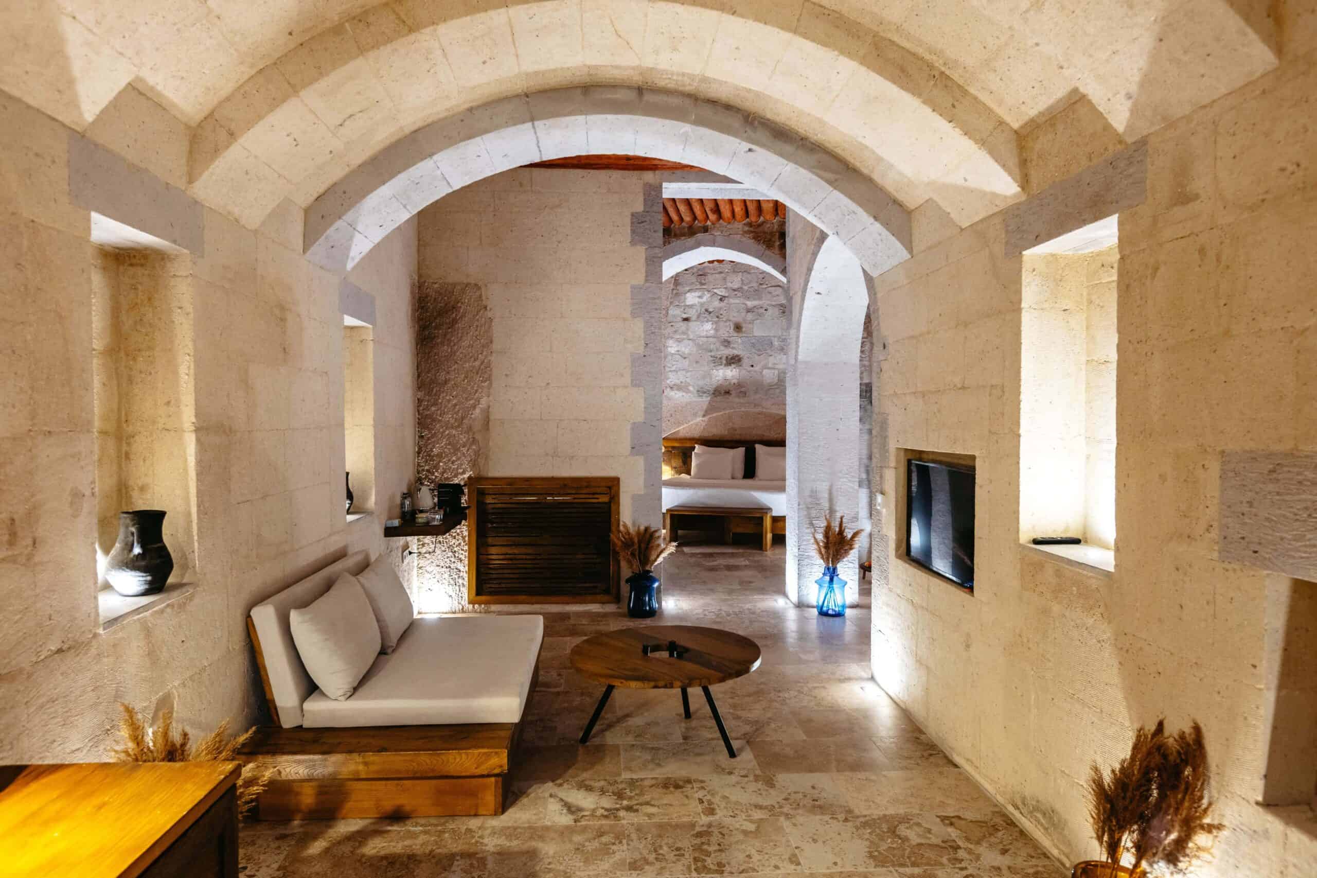 Suite: living area with sofa under stone arches