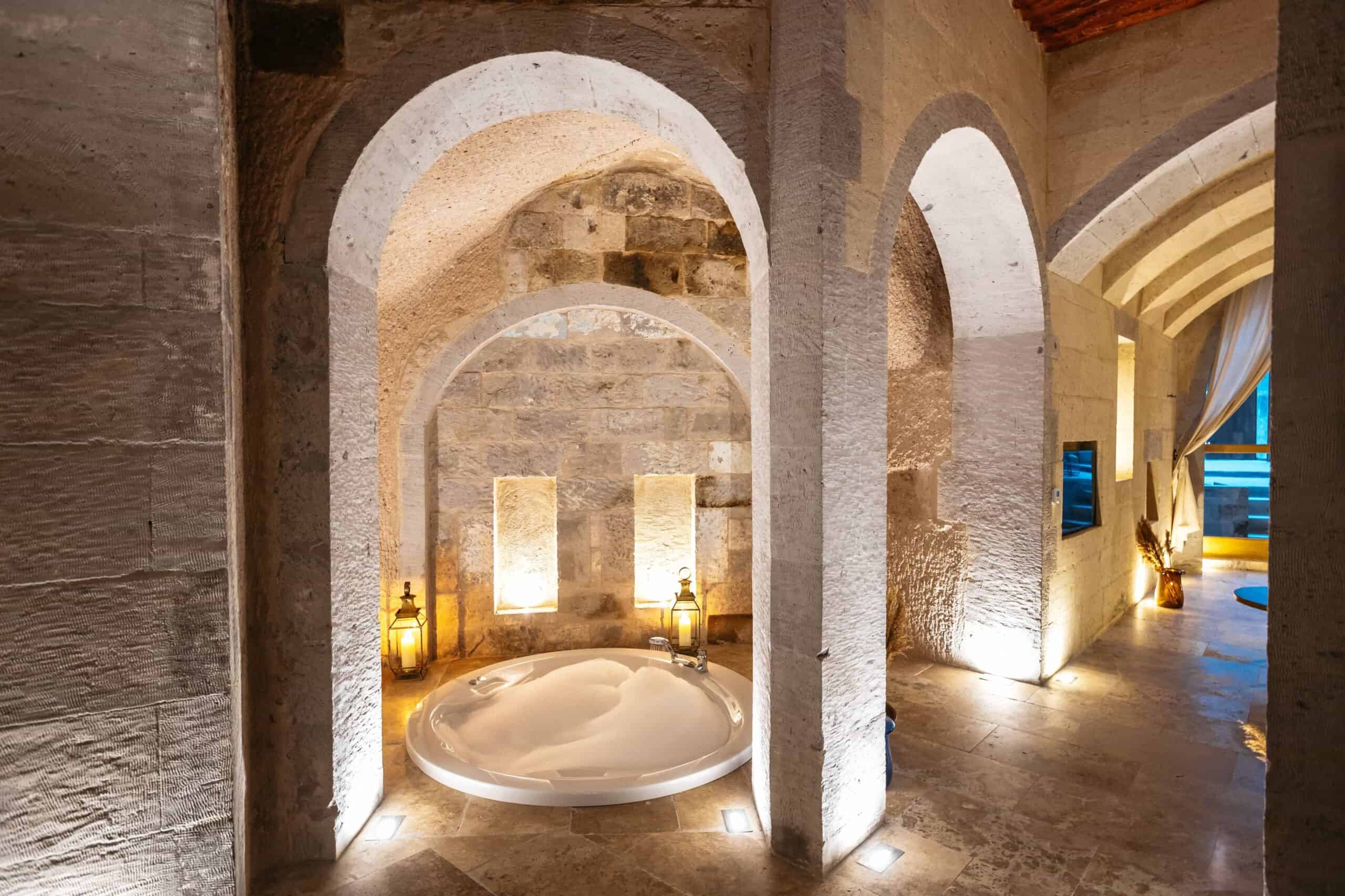 Suite: round jacuzzi under stone arches