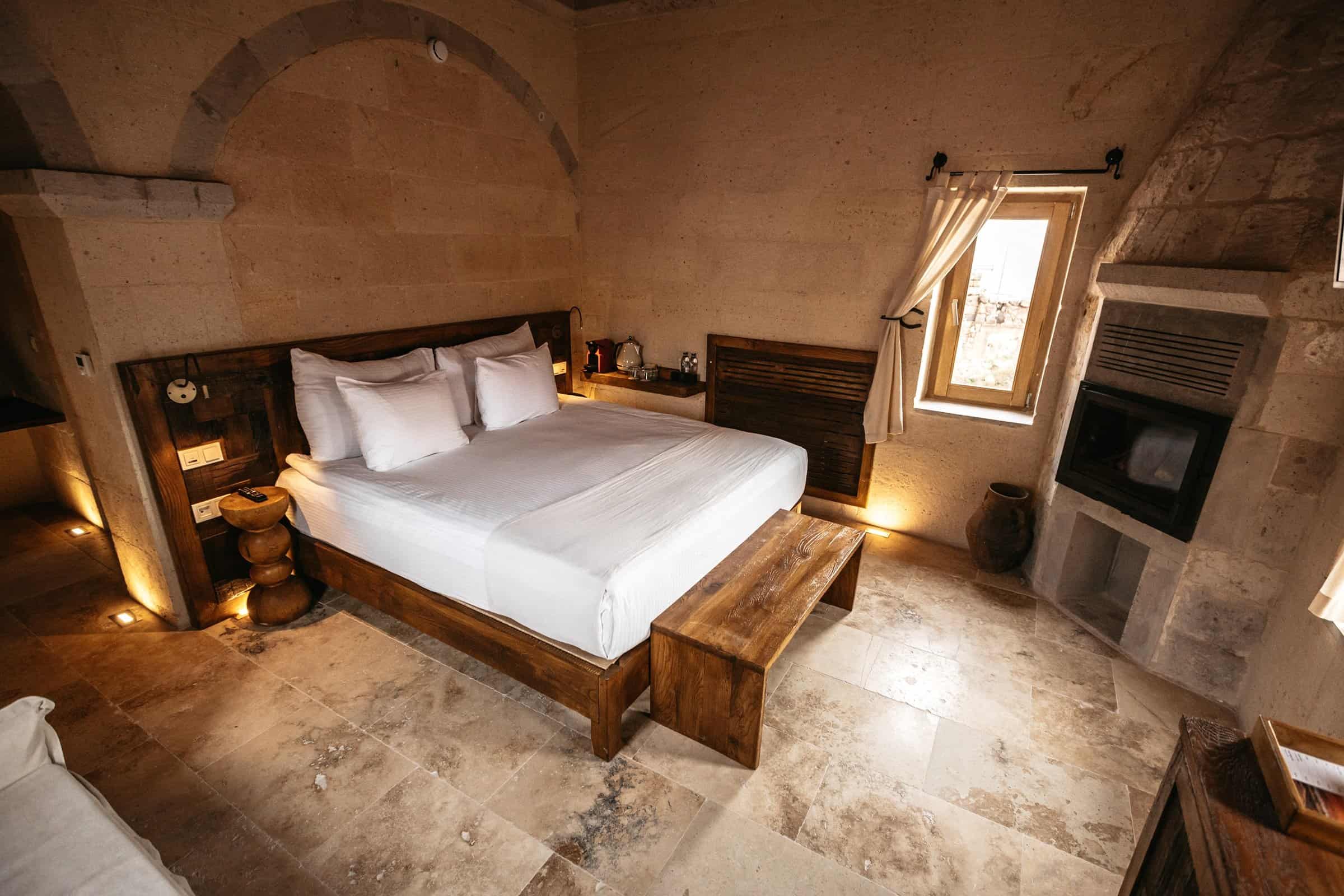 Suite With Hot Tub: cave room with double bed and fireplace