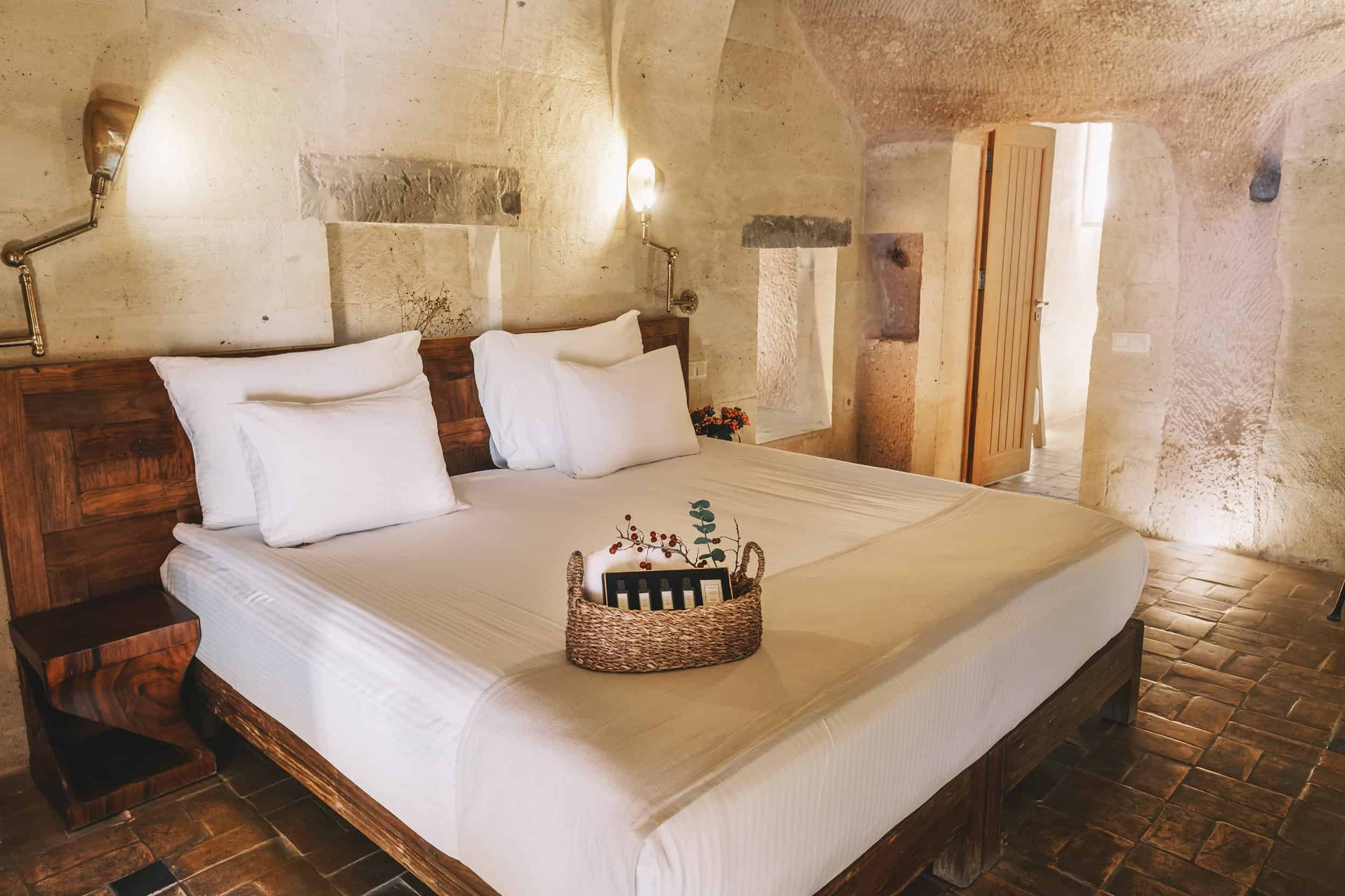 Superior King Suite: double bed with welcome tray
