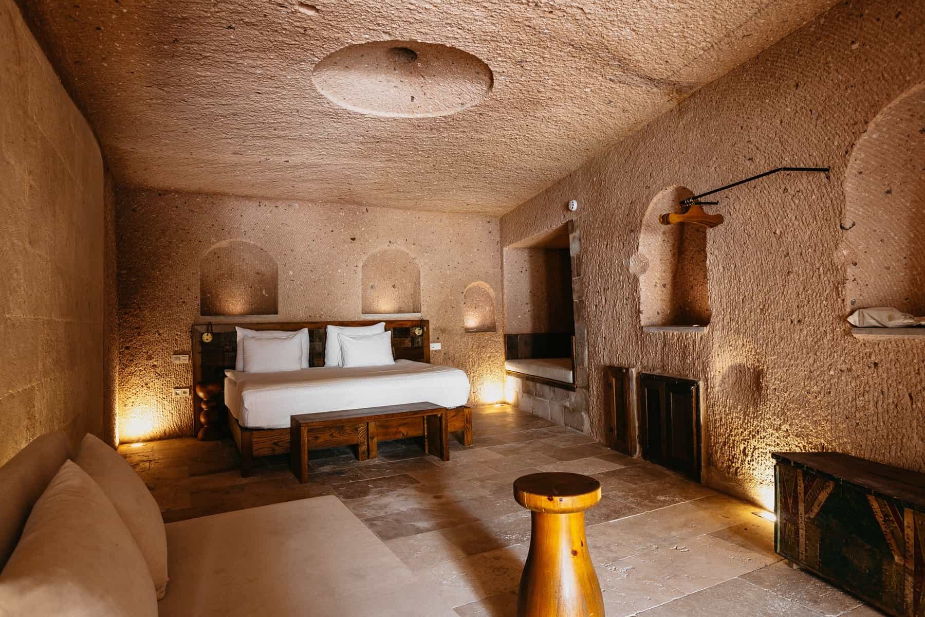 Grand Cave Pool Suite: cave bedroom with double bed and carved niches