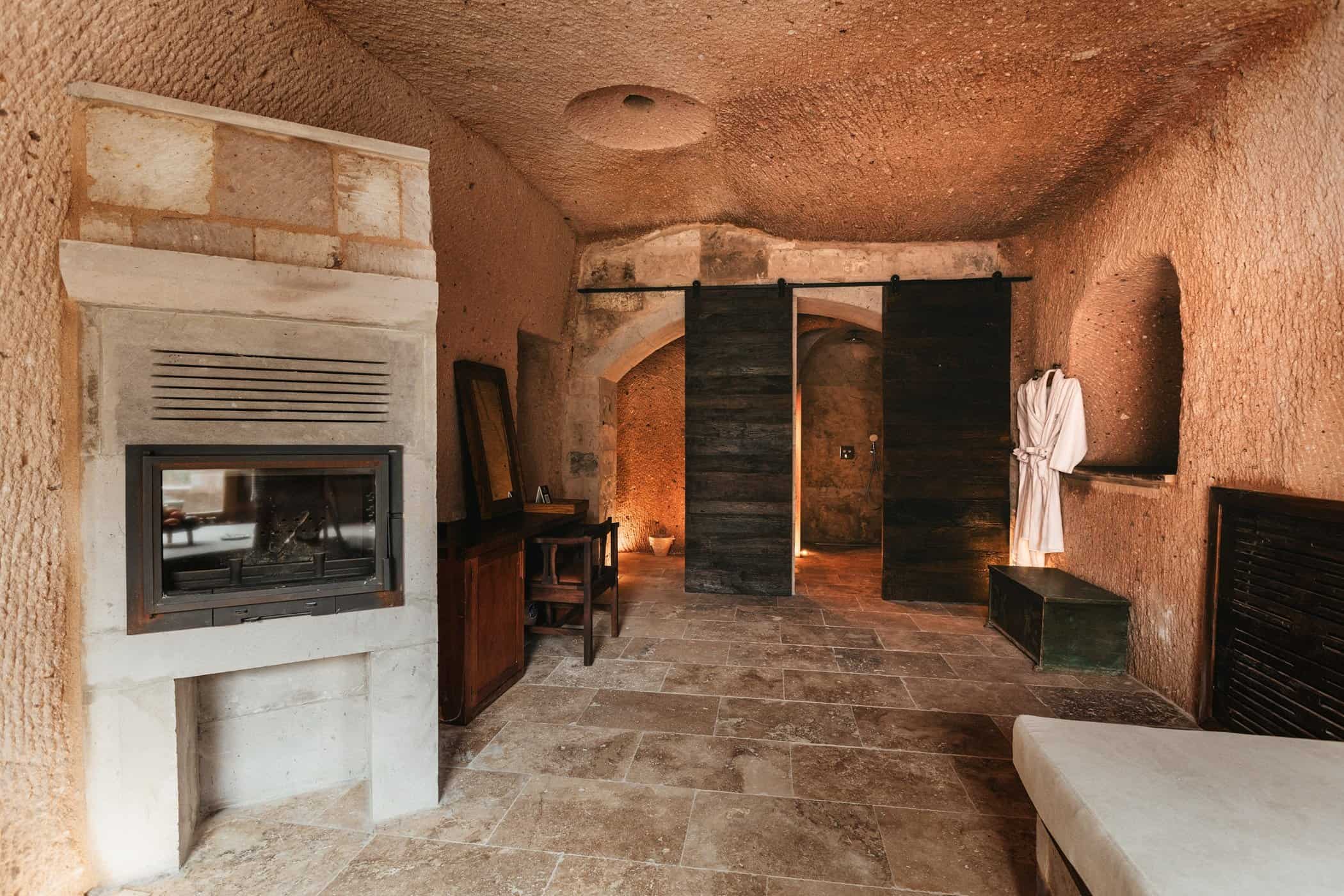 Grand Cave Pool Suite: cave room with fireplace and stone floor