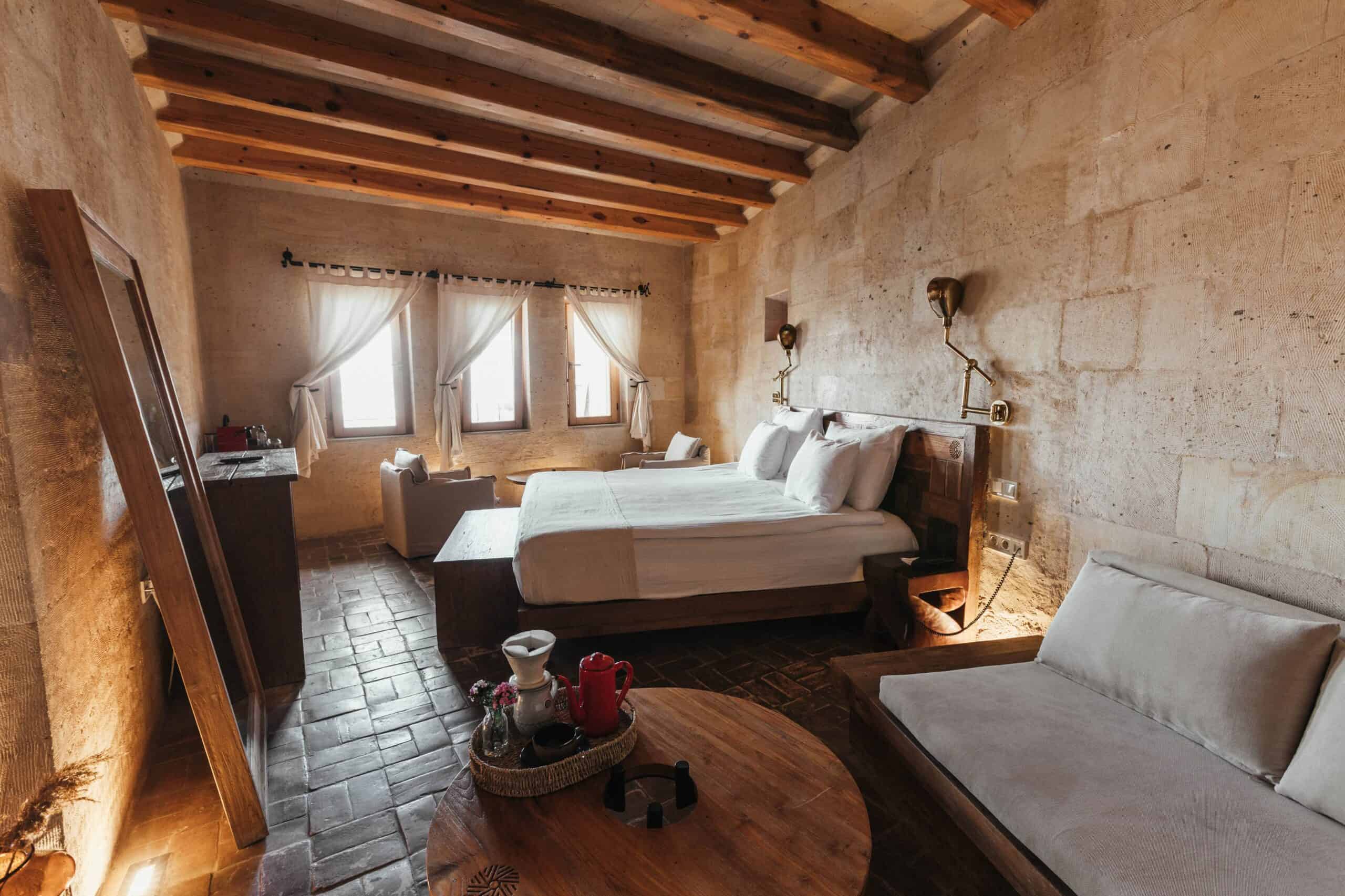 Junior Suite with View: room with wooden ceiling, double bed and sitting area