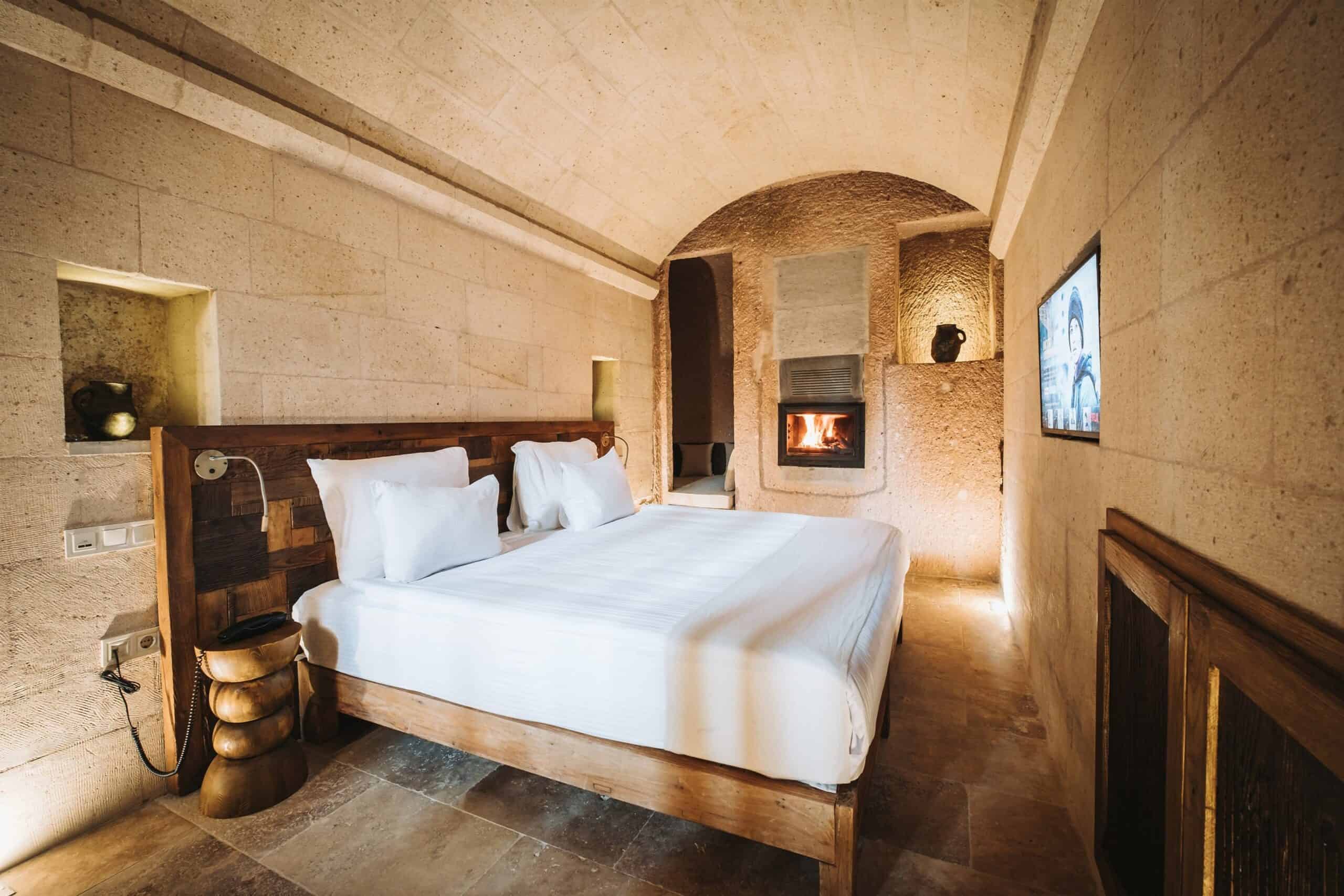 Superior King Suite: cave room with double bed and fireplace