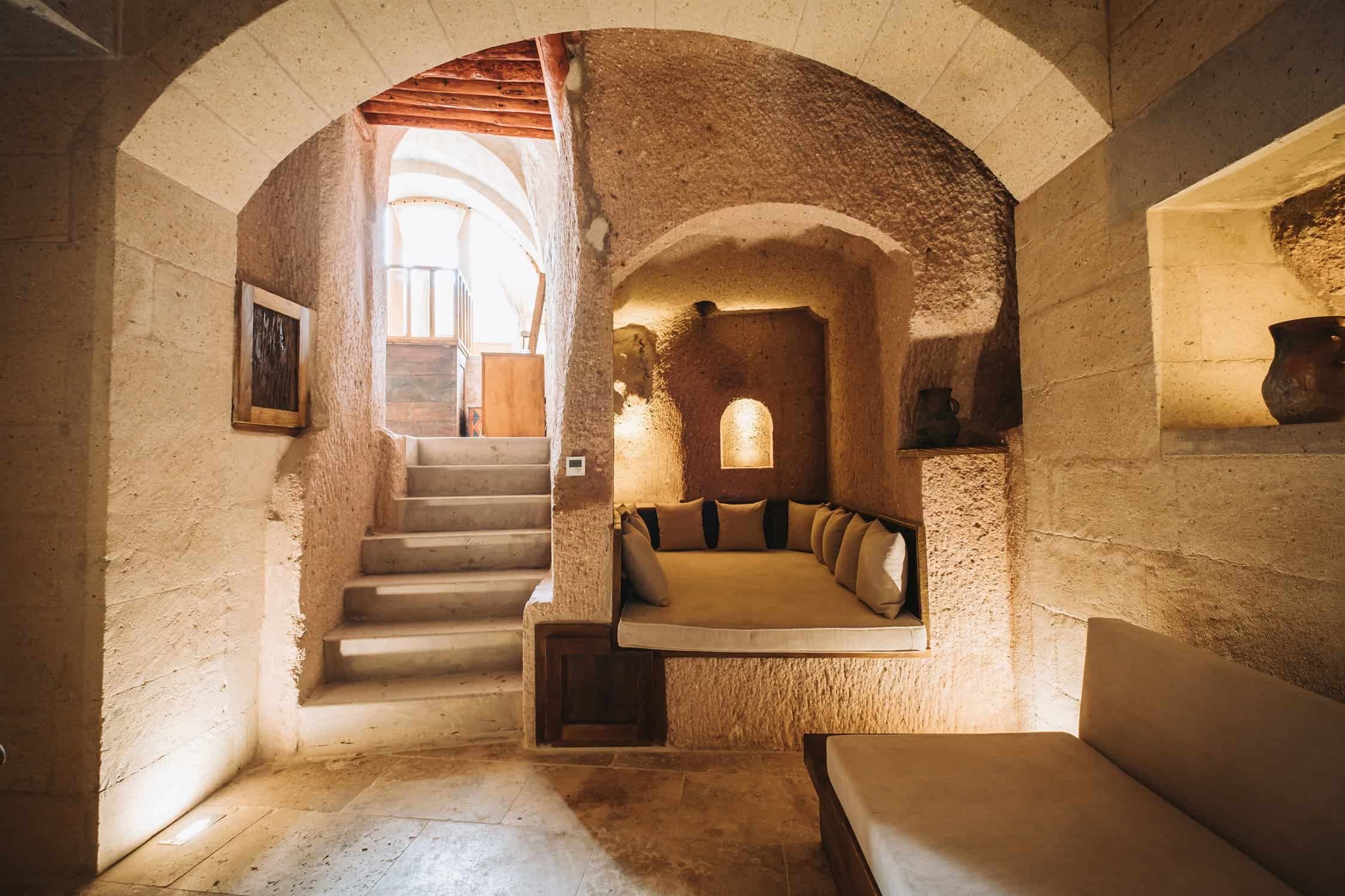 Superior King Suite: stairs and built-in seating in the cave
