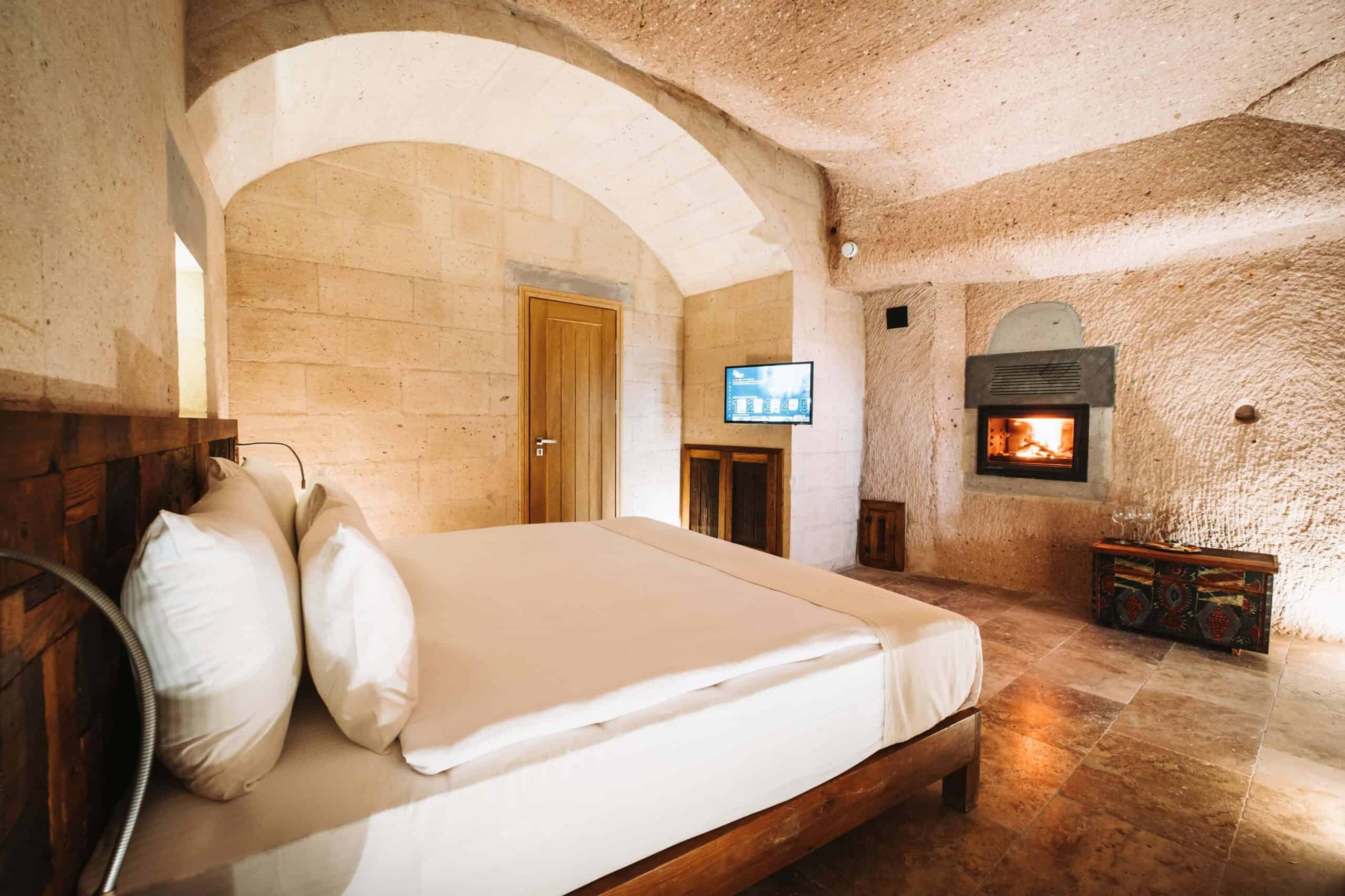Suite: double bed and fireplace in a cave room