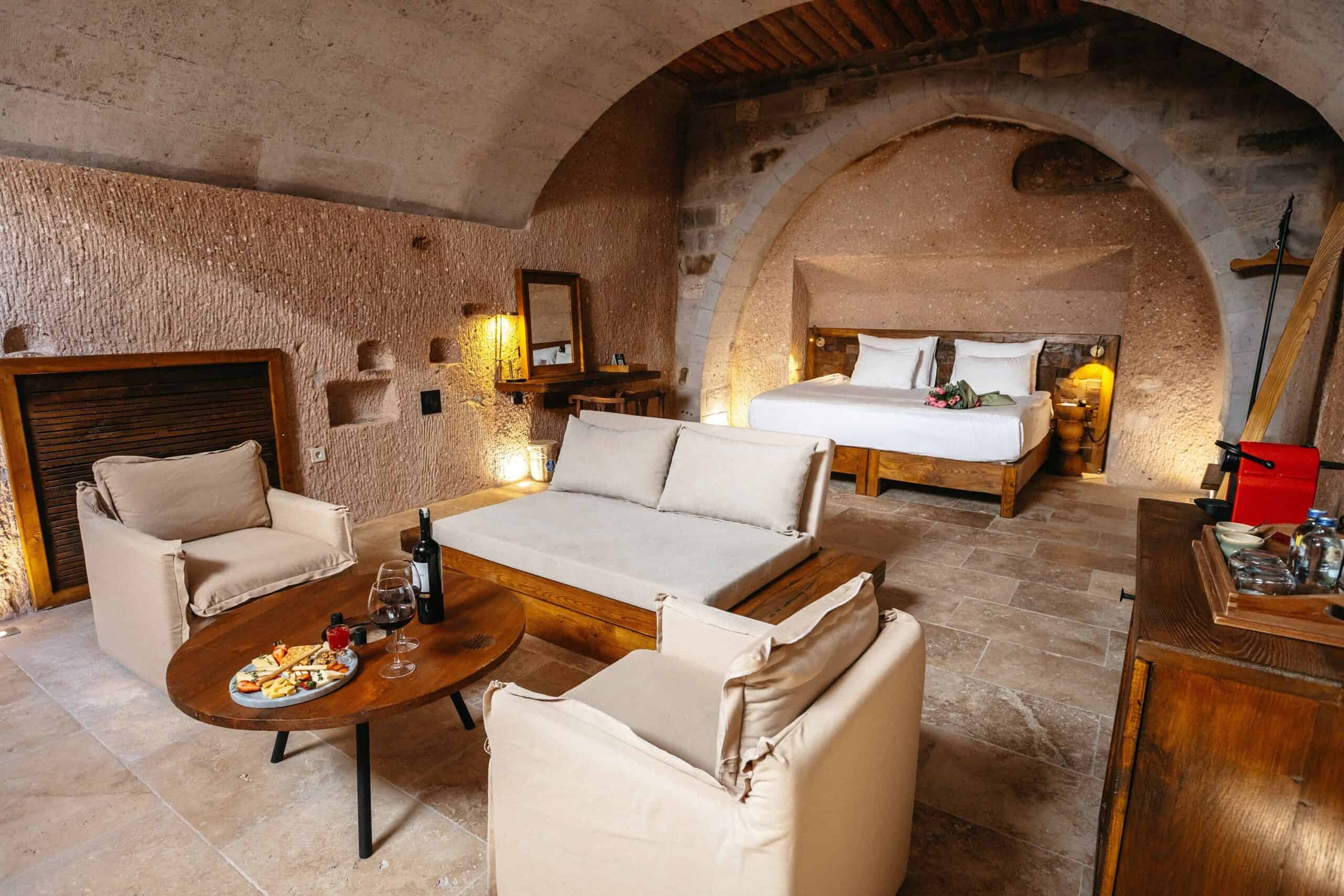 Superior King Suite: living area with sofas and double bed