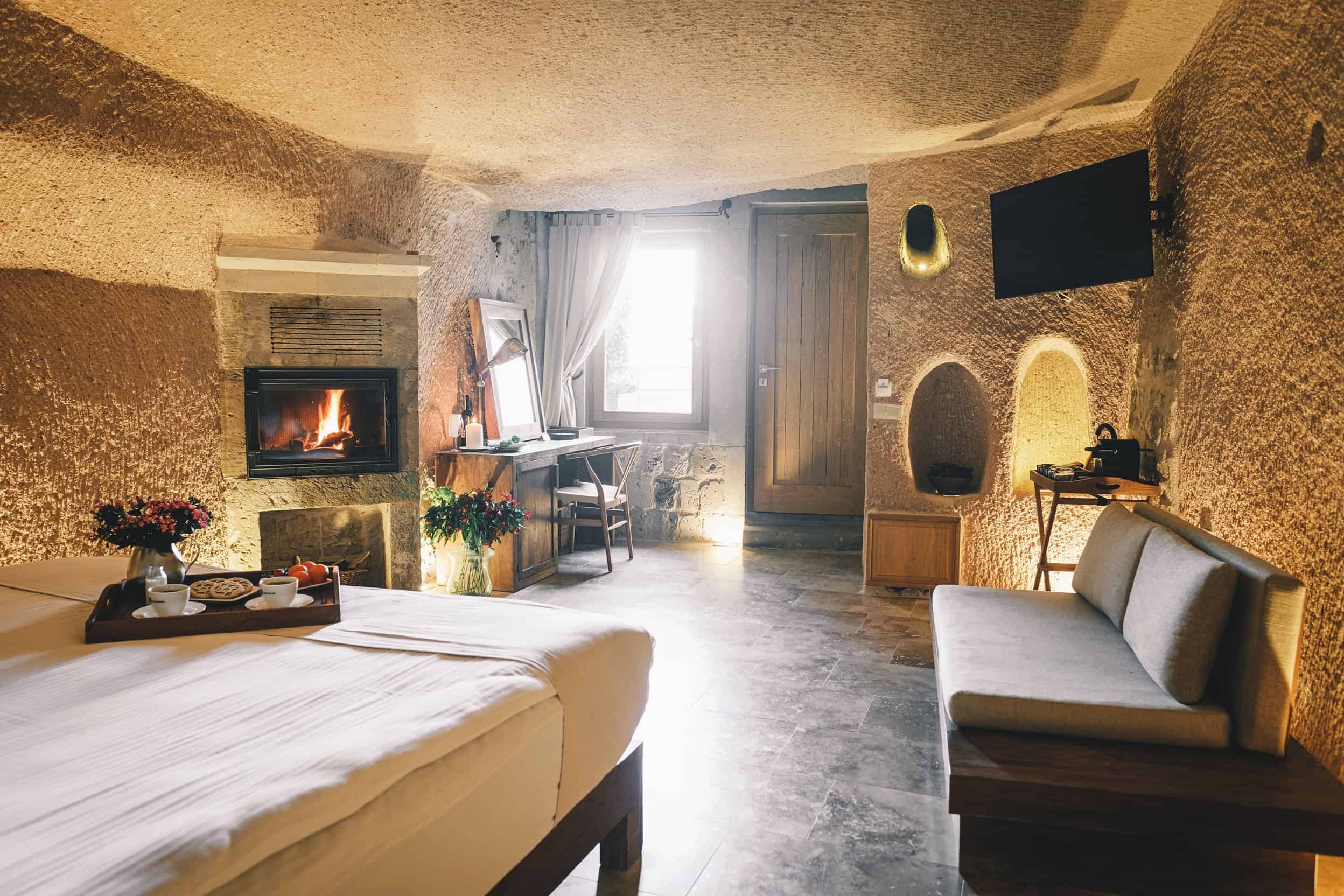 Suite: bed, sofa and fireplace