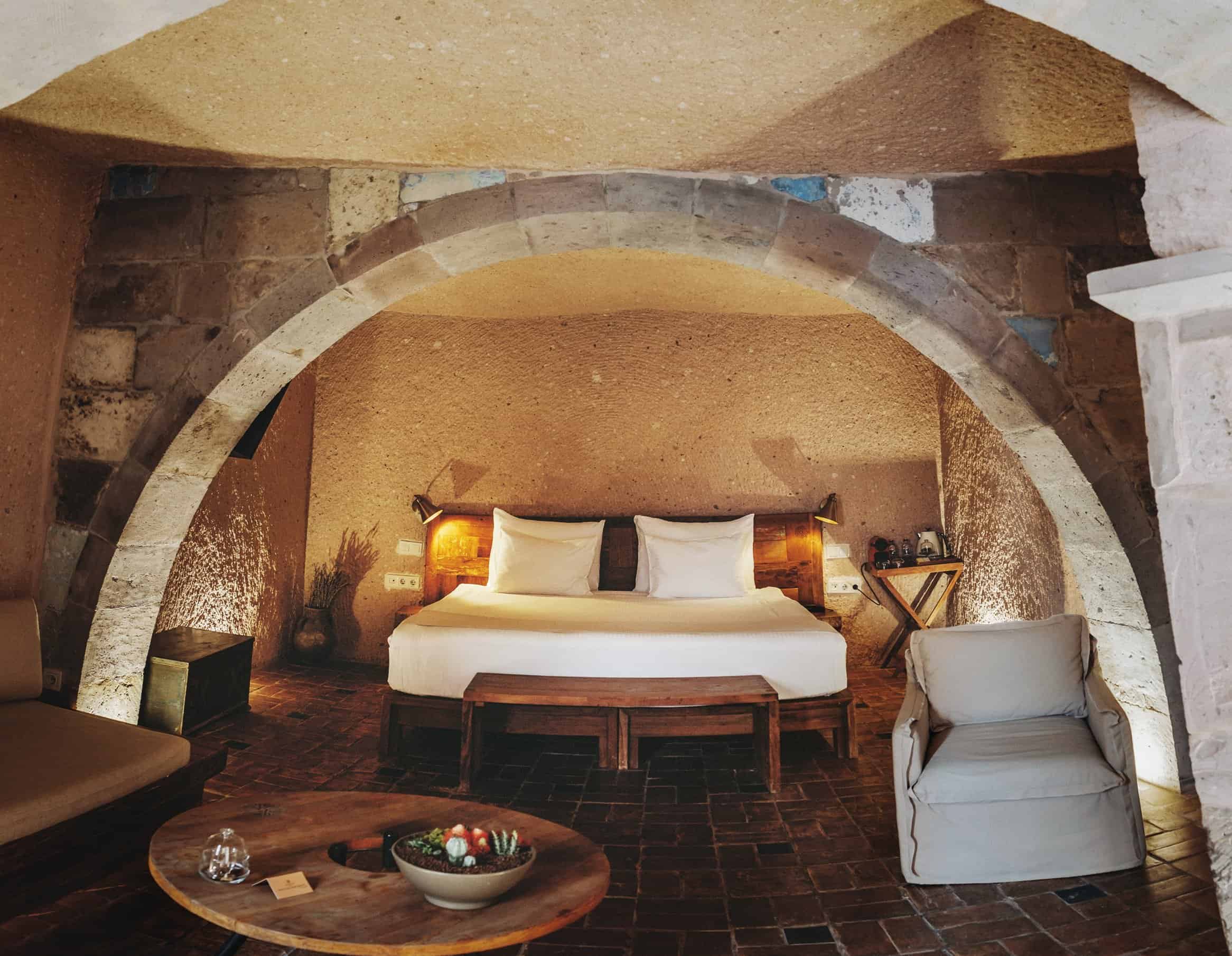 Suite: bed in an arched stone alcove with sitting area