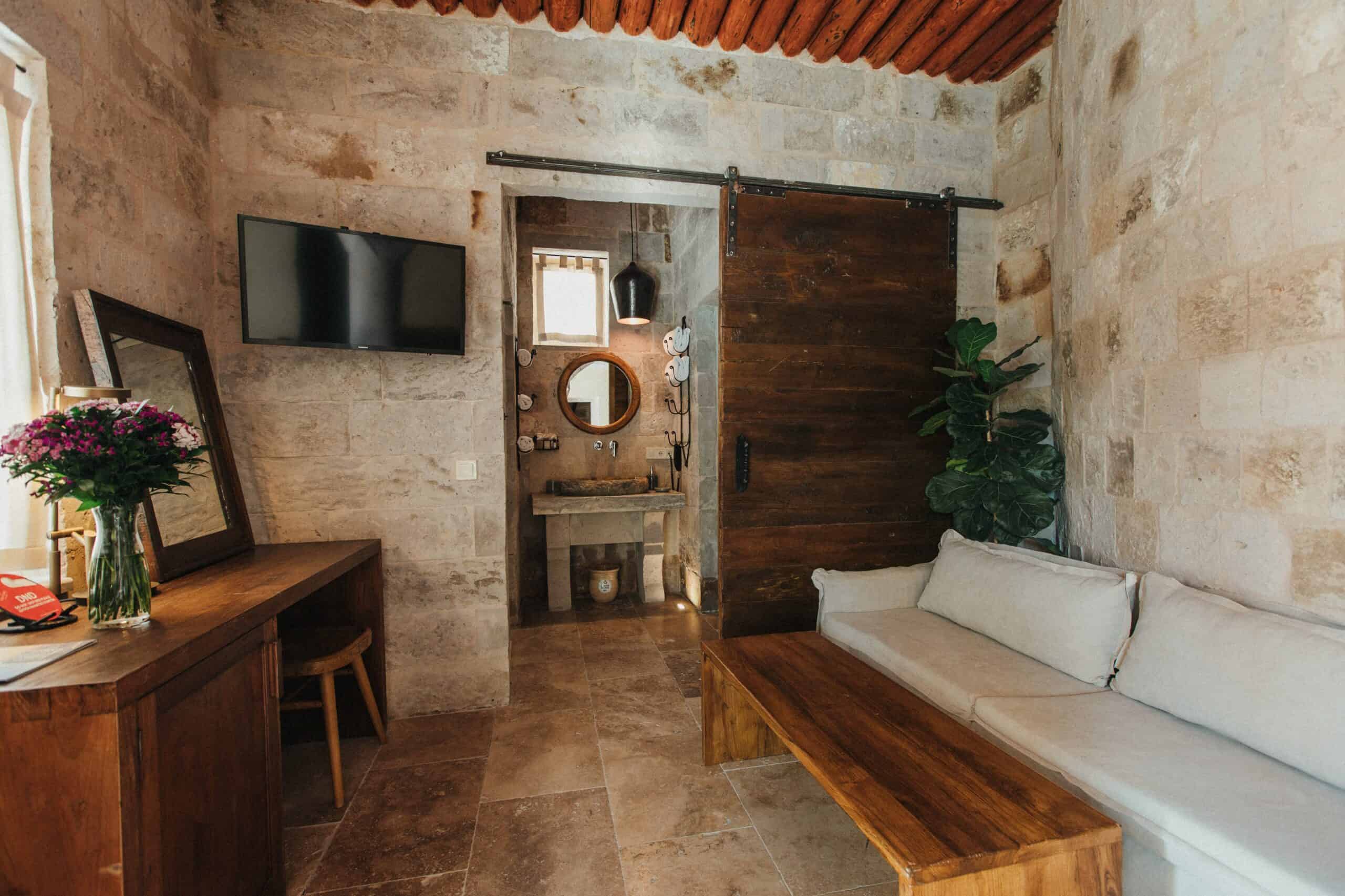 Pool Suite With View: entrance with desk, sofa and sliding wooden door