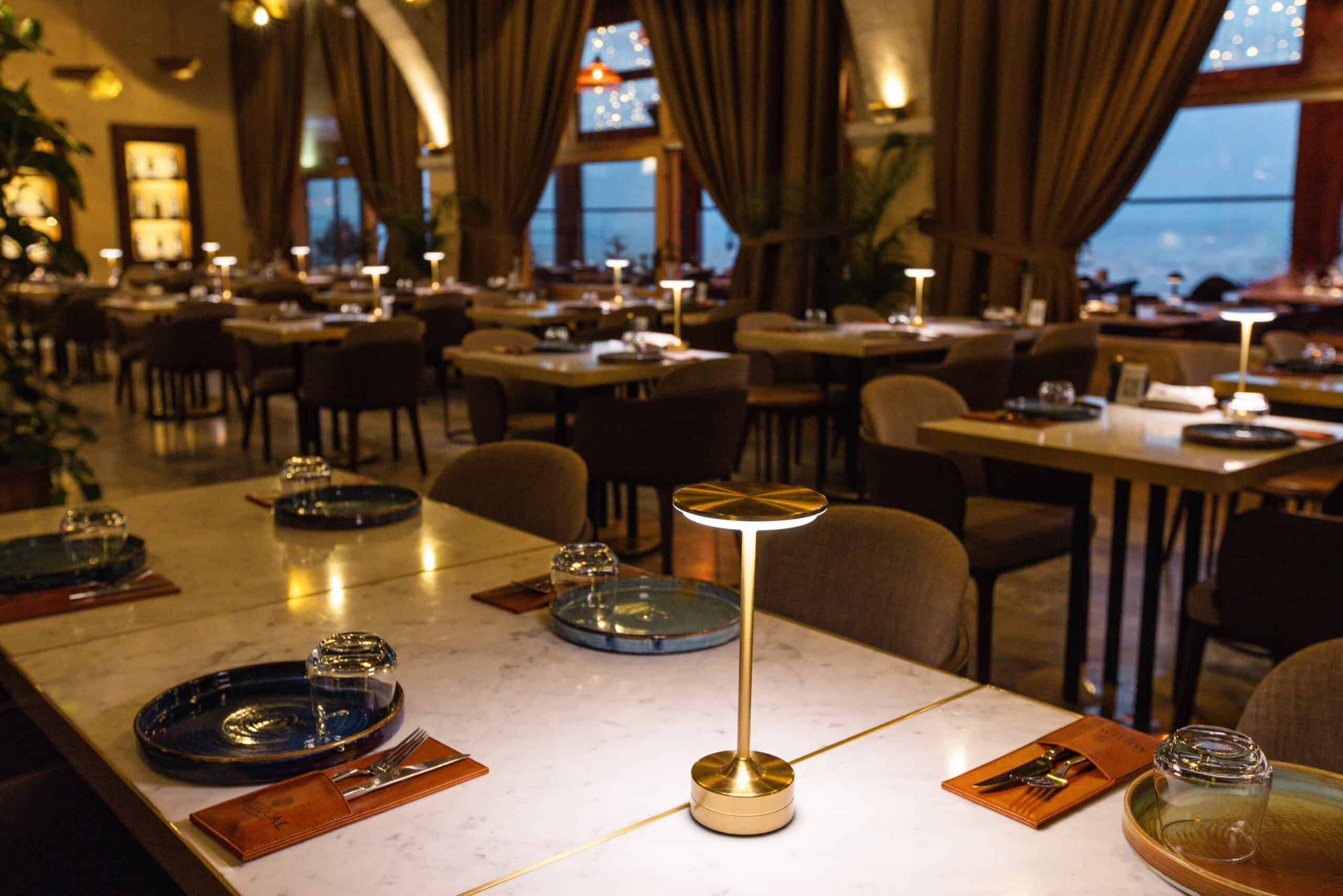 Set tables with brass lamps at Millocal